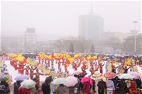 2010年東方秧歌隊在世紀(jì)廣場演出