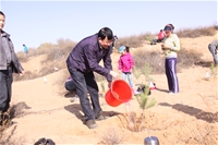 董事長賀金龍親自參與員工植樹活動